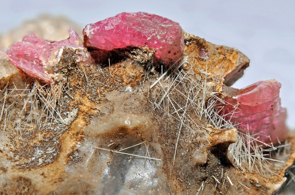 cristaux de cummingtonite, cristaux de rhodonite : Morro da Mina rhodonite